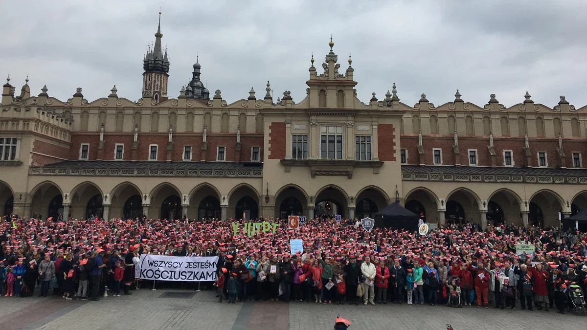 Na Rynku Głównym w Krakowie odbył się dzisiaj finał uroczystości Roku Kościuszki. Punktualnie o godz. 15 mieszkańcy miasta ustawili się do pamiątkowego zdjęcia. Nie zabrakło oczywiście samego Kościuszki - w tej roli wystąpił znany krakowski aktor Tomasz Schimscheiner.