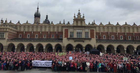 Na Rynku Głównym w Krakowie odbył się dzisiaj finał uroczystości Roku Kościuszki. Punktualnie o godz. 15 mieszkańcy miasta ustawili się do pamiątkowego zdjęcia. Nie zabrakło oczywiście samego Kościuszki - w tej roli wystąpił znany krakowski aktor Tomasz Schimscheiner.