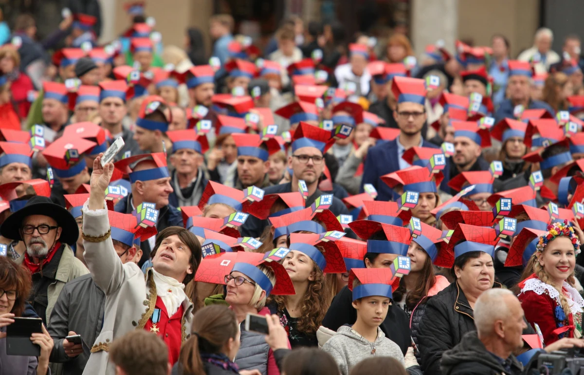 Tłumy krakowian zebrały się na Rynku Głównym przed Sukiennicami w Krakowie, by pozować do zbiorowego zdjęcia w czapkach krakuskach. Po wykonaniu zdjęcia śpiewali pieśni Kościuszkowskie podczas 65. lekcji śpiewania "Wszyscy jesteśmy Kościuszkami". W taki sposób Kraków świętował zakończenie Roku Kościuszki, którego głównym akcentem będzie niedzielna msza w Katedrze Wawelskiej.
