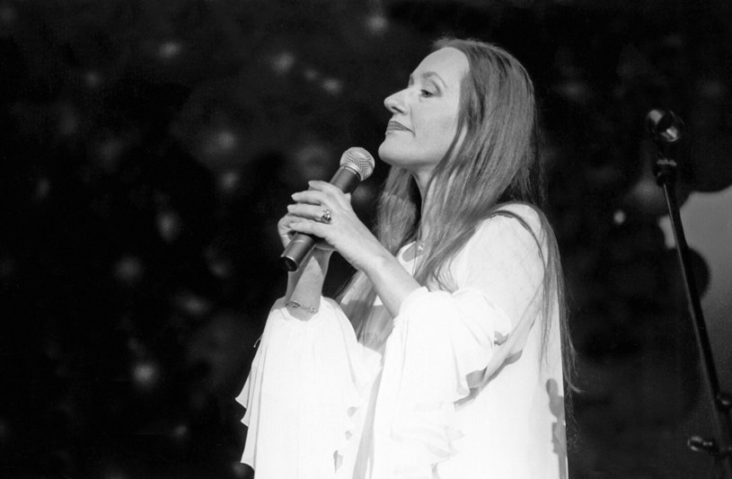 Świat muzyki żegna zmarłą w sobotę (14 października) Annę Szałapak, wokalistkę i wykonawczynię poezji śpiewanej, przez lata związaną z Piwnicą pod Baranami.
