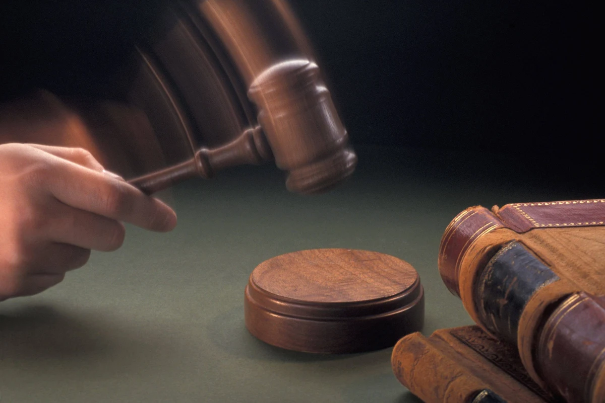 ​Indyjski Sąd Najwyższy w przełomowym orzeczeniu uznał, że seks z nieletnią małżonką jest gwałtem. Dotychczas wyjątkiem była sytuacja zamężnej dziewczyny między 15 a 18 rokiem życia. Sprzeczność wynika z przyzwolenia społeczeństwa na małżeństwa dziewczynek. "Żyjemy w kraju, gdzie prawo dyskryminuje kobiety" - mówi PAP Surabhi Mahajan z organizacji Kobiet Południowej Azji, która zajmuje się walką o prawa kobiet w regionie. 