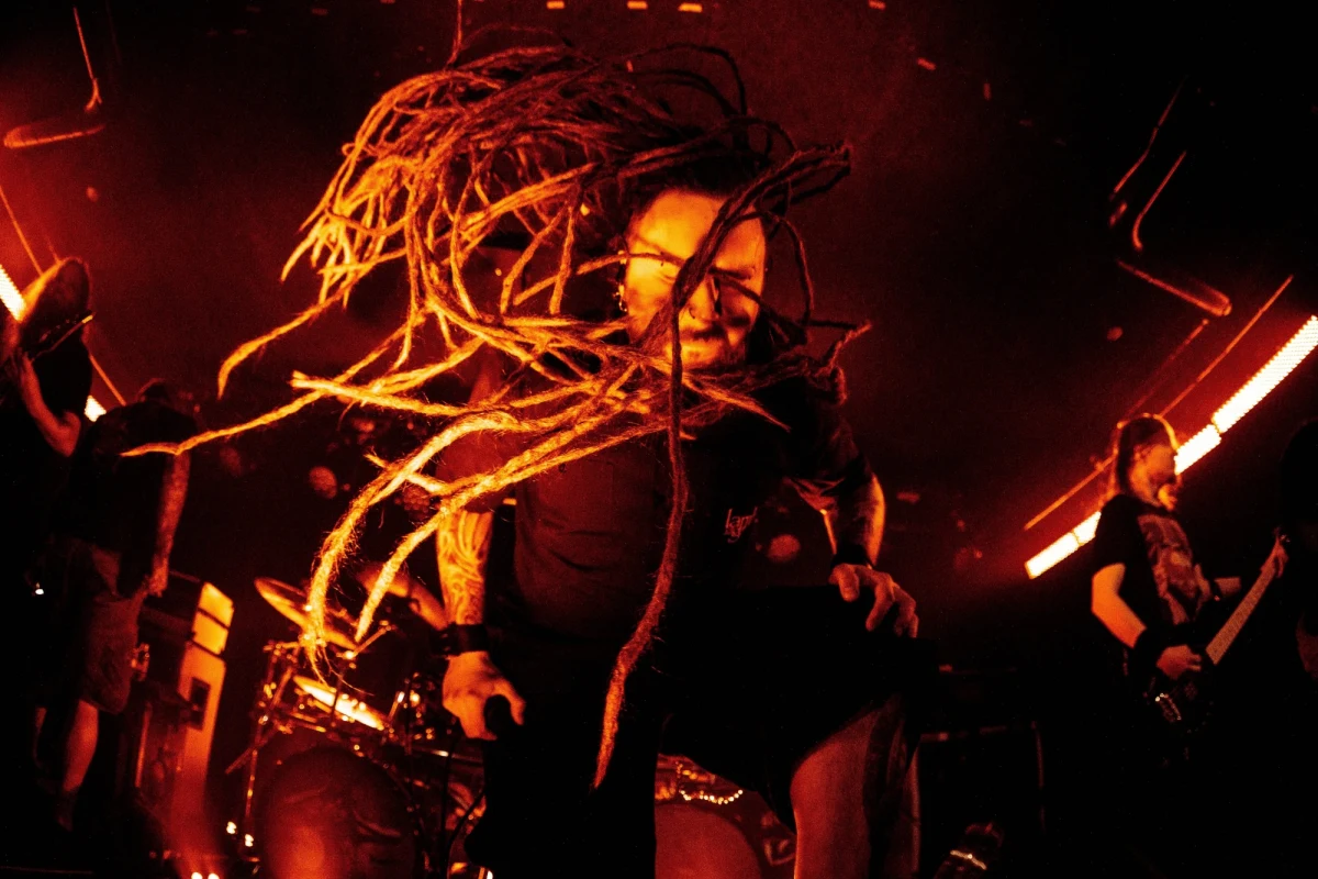 ​Sąd w Spokane w stanie Waszyngton postawił dwóm polskim muzykom zarzuty gwałtu kobiety oraz porwania po koncercie w Spokane 31 sierpnia 2017 roku. Wyznaczono kaucje w wysokości 100 tys. dolarów. 