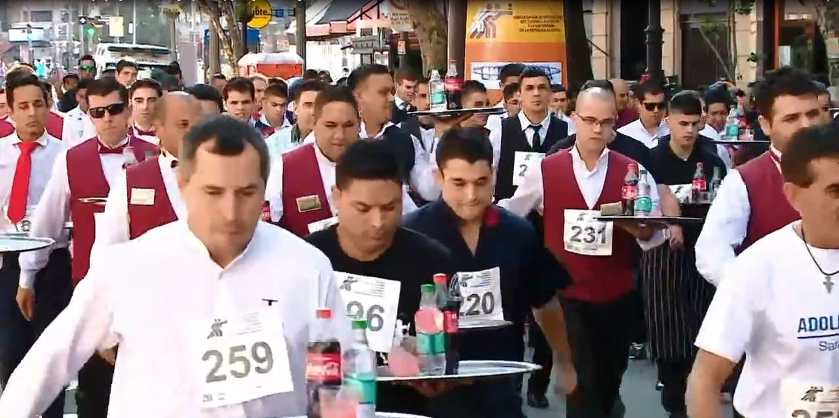 Co roku w Buenos Aires odbywa się niezwykły wyścig. Kelnerzy i kelnerki starają się jak najszybciej dotrzeć do mety nie upuszczając przy tym tacy z dłoni. 