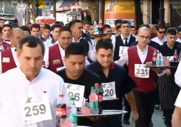 1600 metrów z tacą w ręku. Najszybsze kelnerki tylko w Buenos Aires