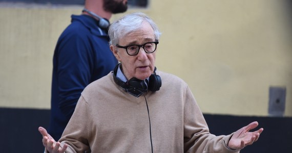 Woody Allen wyraża smutek z powodu seksskandalu, jaki wybuchł w Hollywood. Chodzi o sprawę słynnego producenta Harveya Weinsteina, który miał molestować wiele aktorek. Reżyser wyraził obawę, że teraz w Hollywood rozpocznie się "polowanie na czarownice", a na cenzurowanym będzie "każdy facet, który mrugnie do kobiety". 