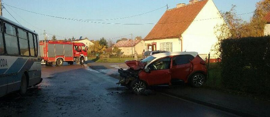 Sześcioro dzieci i dwoje dorosłych zostało rannych w wypadku autobusu szkolnego w miejscowości Brzydowo niedaleko Ostródy (woj. warmińsko-mazurskie). Pojazd zderzył się tam czołowo z samochodem osobowym. 