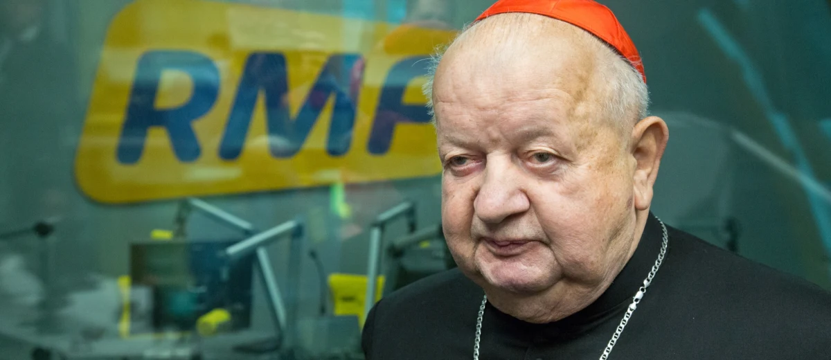 Wybór kardynała Karola Wojtyły na papieża nie był dla nas zaskoczeniem - mówi w Porannej rozmowie w RMF FM kardynał Stanisław Dziwisz. Dziś mija 39. rocznica wyboru Karola Wojtyły na papieża. "Poważna prasa, środki przekazu liczyły się z tym, że może być jeden z kardynałów spoza Włoch. Tym kardynałem po prostu miał być Karol Wojtyła" - wspomina kard. Dziwisz. Dodaje, że wiadomość o wyborze papieża zastała go na Placu św. Piotra. "Pomyślałem sobie - stało się, stało się to, co się przewidywało" - opowiada gość Roberta Mazurka. "Myślę, że (po papieżu - przyp. red.) zostało wielkie dziedzictwo, do którego trzeba wrócić. Jak czytam na nowo wszystkie przemówienia do Polski, to są bardzo aktualne, są aktualne na dziś, nie trzeba nic zmieniać, tylko wrócić do nich" - podkreśla kard. Dziwisz. "Zostawił nie tylko wielkie dziedzictwo nauczania, ale także wspaniałą osobowość" - zauważa. "Papież stworzył dom rodzinny, gdzie czuliśmy się dobrze z nim, a myślę, że on był zadowolony z naszej posługi. Nigdy nie mówił mi, co mam robić" - wspomina. "Starałem się, żeby to były zapisy aktualne, codziennie (pisałem – przyp. red.) jedną stronę" - tak o swoich notatkach z czasu pontyfikatu Jana Pawła II mówi kard. Dziwisz. "Wszystko tam jest, ważne wydarzenia, np. dużo jest rzeczy zapisanych dotyczących zamachu" - mówi gość Roberta Mazurka. Były metropolita krakowski przyznaje, że nie wie, kiedy notatki zostaną wydane. "Muszę się poradzić, w jakim kierunku iść, żeby to było przystępne dla czytelnika" - zauważa kard. Dziwisz.
