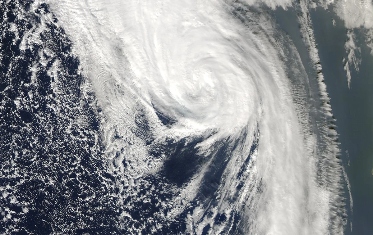 Burza tropikalna Ophelia dotarła do południowych wybrzeży Irlandii, powalając drzewa i zrywając linie energetyczne. Fale osiągają wysokość 10 metrów. Władze ostrzegły, że ta najpotężniejsza burza od 50 lat może spowodować ofiary śmiertelne.