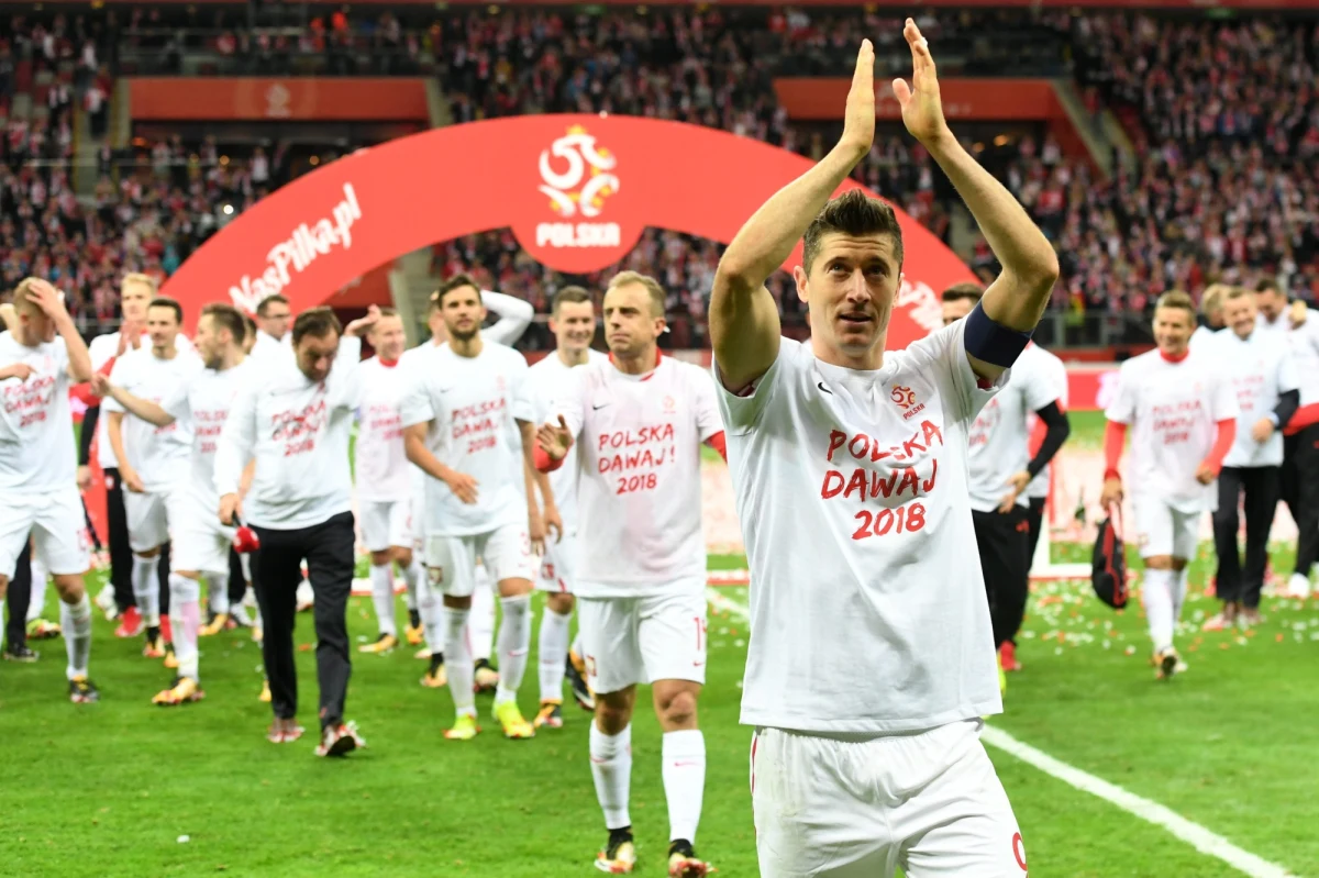 Piłkarska reprezentacja Polski utrzymała 6. miejsce w rankingu FIFA. To dobra wiadomość przed losowaniem grup mistrzostw świata w Rosji. Szósta pozycja daje nam rozstawienie w grudniowym losowaniu grup.