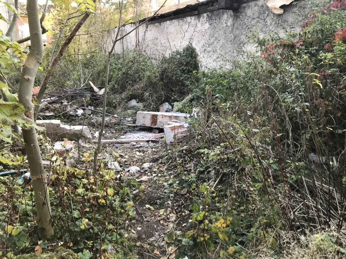 Stan siedmiolatka, na którego wczoraj w Boguszowie-Gorcach na Dolnym Śląsku spadła blisko dwumetrowa ściana, jest ciężki, ale stabilny. Chłopiec jest w szpitalu we Wrocławiu. Śledztwo w sprawie narażenia go na niebezpieczeństwo utraty życia lub zdrowia wszczęła prokuratura rejonowa w Wałbrzychu.
