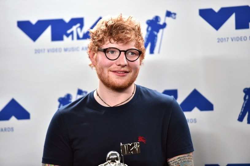 26-letni brytyjski gwiazdor, Ed Sheeran, został potrącony przez samochód. Do wypadku doszło w Londynie. Na razie nie wiadomo, czy kontuzja wokalisty wpłynie na jego trasę koncertową. 