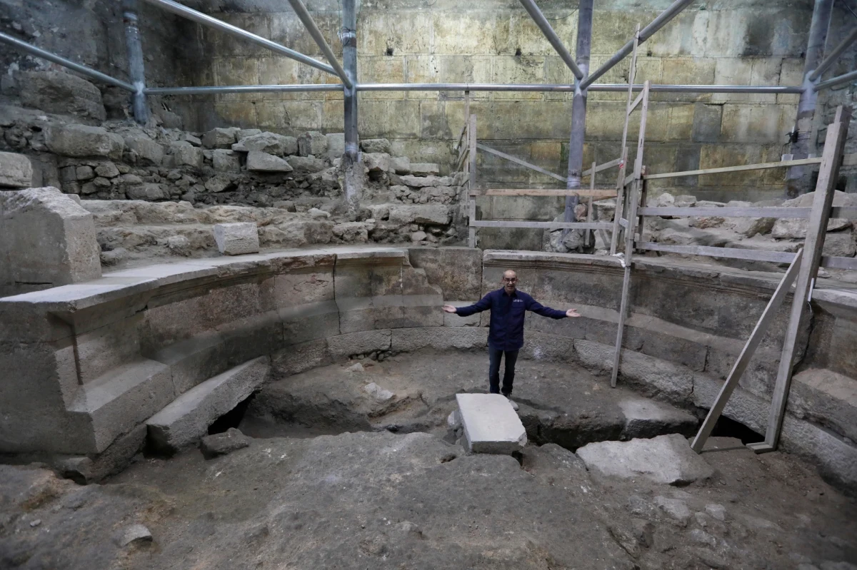 Mały, w połowie zbudowany i pokryty dachem rzymski amfiteatr z II w. n.e. odkryto w trakcie prac archeologicznych prowadzonych pod Zachodnim Murem w Jerozolimie. Izraelscy archeolodzy poinformowali agencję Reutera, że jest to pierwsze tego typu znalezisko w mieście.