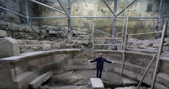 Mały, w połowie zbudowany i pokryty dachem rzymski amfiteatr z II w. n.e. odkryto w trakcie prac archeologicznych prowadzonych pod Zachodnim Murem w Jerozolimie. Izraelscy archeolodzy poinformowali agencję Reutera, że jest to pierwsze tego typu znalezisko w mieście.