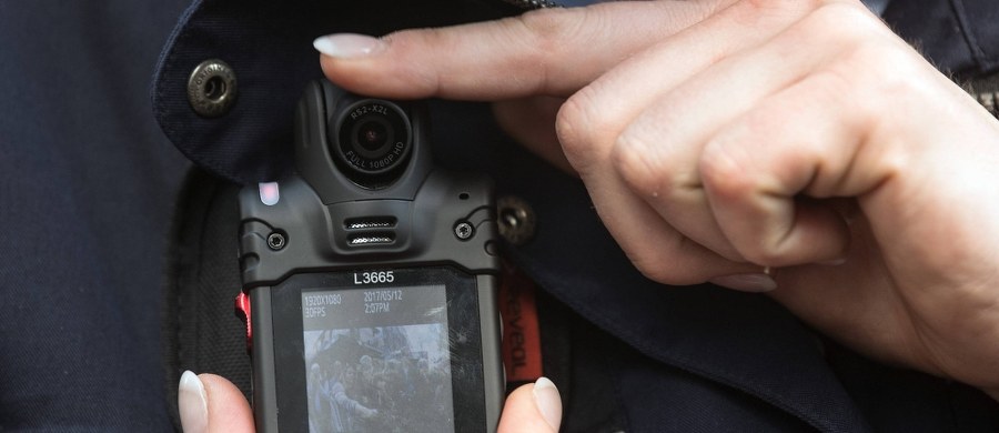 Komenda Główna Policji ogłosiła przetarg na zakup pierwszej partii kamer na mundury dla policjantów. Urządzenia mają rejestrować przebieg interwencji funkcjonariuszy - poinformował rzecznik KGP mł. insp. Mariusz Ciarka.