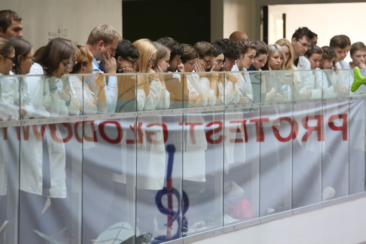 Ratownicy medyczni, fizjoterapeuci, pielęgniarki dołączają do protestu głodowego lekarzy rezydentów. "Porozumienie Zawodów Medycznych przekształca protest głodowy rezydentów w protest głodowy zawodów medycznych. (...) Protest rozszerza się od dnia dzisiejszego na cały kraj" - ogłosił po kilkugodzinnej naradzie związkowców z Porozumienia Zawodów Medycznych szef komitetu protestacyjnego PZM Tomasz Dybek. Jak poinformował, ten rozszerzony protest przejmuje postulaty zgłaszane dotąd przez lekarzy rezydentów, przede wszystkim ten dotyczący zwiększenia nakładów na ochronę zdrowia do 6,8 procent PKB.