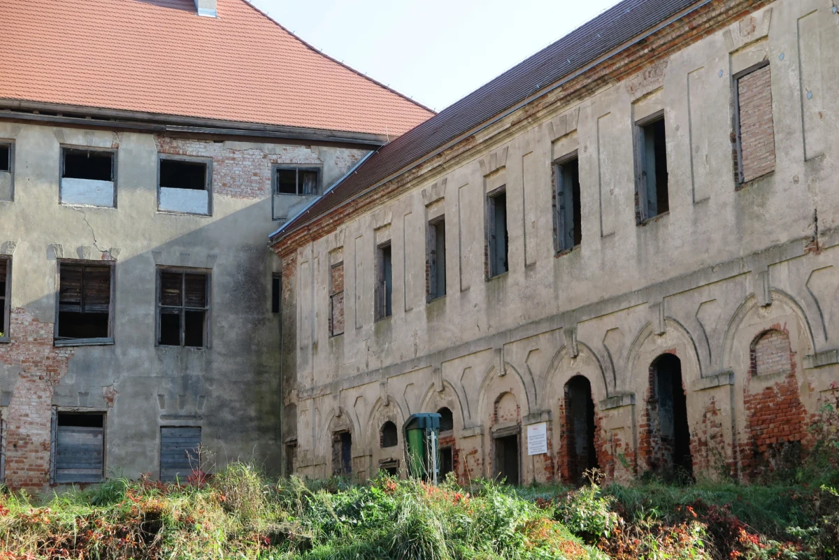 ​Pilnie potrzeba pieniędzy, w przeciwnym wypadku zabytkowy zamek w Swobnicy w Zachodniopomorskiem się rozpadnie. XIV-wieczna budowla jest w opłakanym stanie, tymczasem lokalni radni nie zgodzili się w poniedziałek przekazać obiektu inwestorowi, który za zamek chciał zapłacić symboliczną złotówkę.