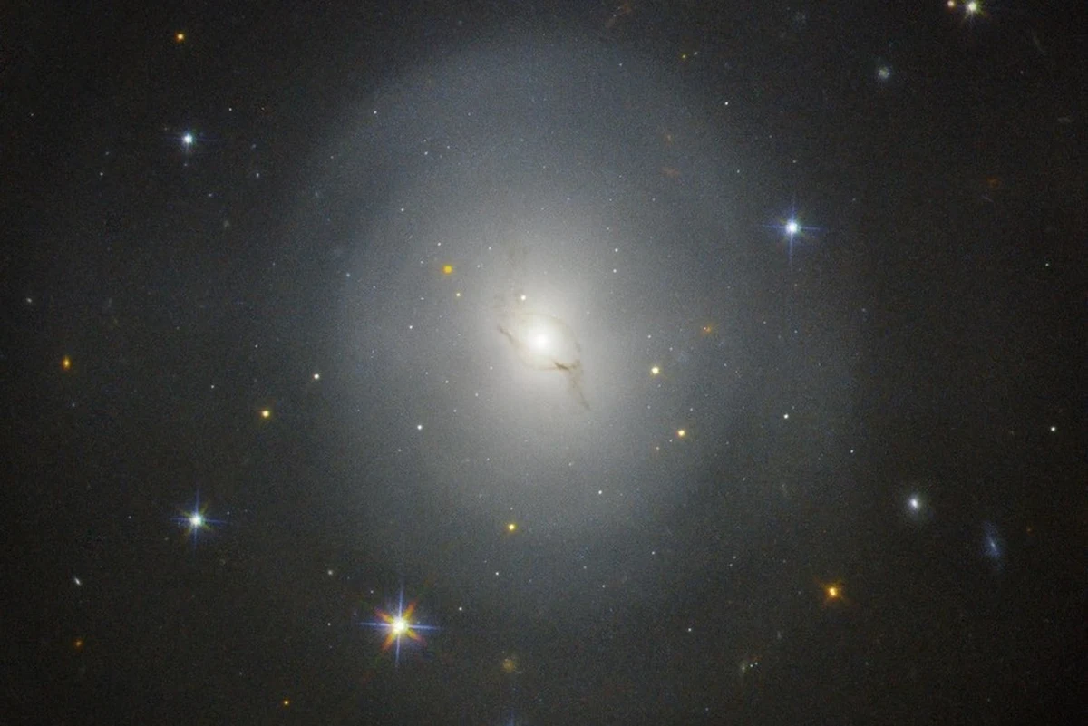 Teleskop Hubble'a także brał udział w badaniach zderzenia gwiazd neutronowych, zaobserwowanego w sierpniu niemal równocześnie przez detektory fal grawitacyjnych i obserwatoria kosmicznych promieni gamma. Przez dwa tygodnie różne zespoły badawcze wykorzystywały jego rozdzielczość, by obserwacyjnie potwierdzić istnienie kilonowej, widzialnego obiektu towarzyszącego połączeniu się dwóch skrajnie gęstych obiektów, najprawdopodobniej gwiazd neutronowych. Wyniki badań kosmicznego teleskopu wskazują, że w takiej materii powstają pierwiastki ciężkie, choćby złoto i platyna.