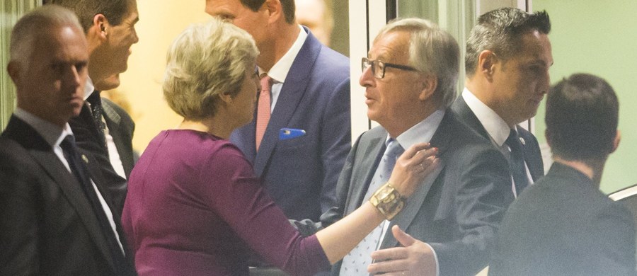 ​Brytyjska premier Theresa May i przewodniczący Komisji Europejskiej Jean-Claude Juncker do przyśpieszenia rozmów ws. Brexitu. Wizyta May w Brukseli jest częścią ofensywy dyplomatycznej przed szczytem UE pod koniec tygodnia, mającej przekonać kraje 27 do racji Londynu.