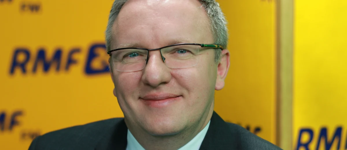 Jeszcze w tym tygodniu prezydent spotka się z Jarosławem Kaczyńskim - mówi w Porannej rozmowie w RMF FM Krzysztof Szczerski. Do spotkania dojdzie pod koniec tygodnia. "To będzie przede wszystkim zakończenie rozmów ws. reformy sądownictwa, to jest dzisiaj temat nr 1" - podkreśla gość Roberta Mazurka. "To nie spór, to różnica zdań" - tak na pytanie Roberta Mazurka, o co kłóci się prezydent i PiS, odpowiada Szczerski. Według niego chodzi o Polskę. "Jak ma wyglądać kształt polskiego sądownictwa, żeby ludzie byli z niego zadowoleni" - tłumaczy Szczerski. "Pan prezydent jest otwarty na kompromis dotyczący sądownictwa, ale na warunkach, które są dla niego konieczne dla powodzenia tej reformy" - podsumowuje Szczerski. "Nie wybieram się do rządu pani premier Beaty Szydło" - tak komentuje doniesienia o tym, jakoby miał zostać ministrem spraw zagranicznych. Dodaje, że prezydent jest gotów na mediacje między lekarzami rezydentami a rządem, jeżeli strony uznają, że wyczerpały się wszelkie możliwości ich rozmowy. Z prezydentem Turcji będziemy rozmawiali na każdy temat - tak Szczerski mówi o dzisiejszej wizycie Recepa Tayyipa Erdogana w Polsce. "Polska ma własną politykę zagraniczną, w tej polityce zagranicznej relacje z Turcją w zakresie bezpieczeństwa są dla nas bardzo istotne" - uzasadnia.