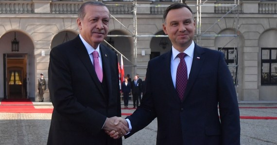 "Rozmawialiśmy o sytuacji wewnętrznej w Turcji. O tym, co działo się po próbie puczu rok temu" - mówił  Andrzej Duda po spotkaniu z prezydentem Turcji Recepem Tayyipem Erdoganem. "Mam nadzieję, że Turcja nie zejdzie z drogi ku wejściu do Unii Europejskiej" - dodał polski prezydent i w ten sposób zasugerował, że poruszył problem łamania praw człowieka w Turcji. Do rozmów o akcesji Turcji do UE odniósł się także Erdogan. "Chciałbym usłyszeć jasną deklarację - po prostu nie zwódźmy się wzajemnie, nie wódźcie nas dalej za nos" - powiedział. 