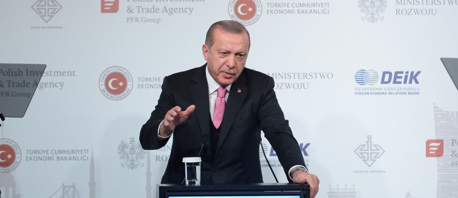 ​Spotkanie premier Beaty Szydło z prezydentem Turcji Recepem Erdoganem, które miało odbyć się we wtorek, zostało odwołane - poinformowało Centrum Informacyjne Rządu.