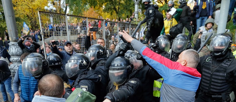 ​Tysiące Ukraińców demonstrowały w Kijowie, domagając się reform politycznych, w tym zniesienia immunitetu parlamentarzystów, wprowadzenia sądów antykorupcyjnych i zmian w prawie wyborczym - poinformowały ukraińskie media. Radio Swoboda podało, że Kijowa doszło do przepychanek pomiędzy demonstrującymi i policją. Kilka osób odniosło obrażenia. Do demonstracji wezwały prozachodnie siły opozycyjne, skupione wokół byłego prezydenta Gruzji Micheila Saakaszwilego.