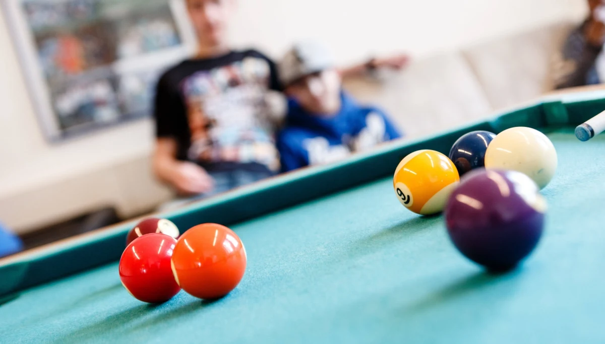 Pospiesznie wskazujemy palcem winnego? Niekoniecznie. Badacze z Massachusetts Institute of Technology, Stanford University i University College London przekonują, że zanim przypiszemy komuś winę, nasz mózg rozpatruje alternatywne scenariusze, zastanawia się, co by było, gdyby dana osoba nie brała udziału w zdarzeniu. Piszą o tym w najnowszym numerze czasopisma "Psychological Science".