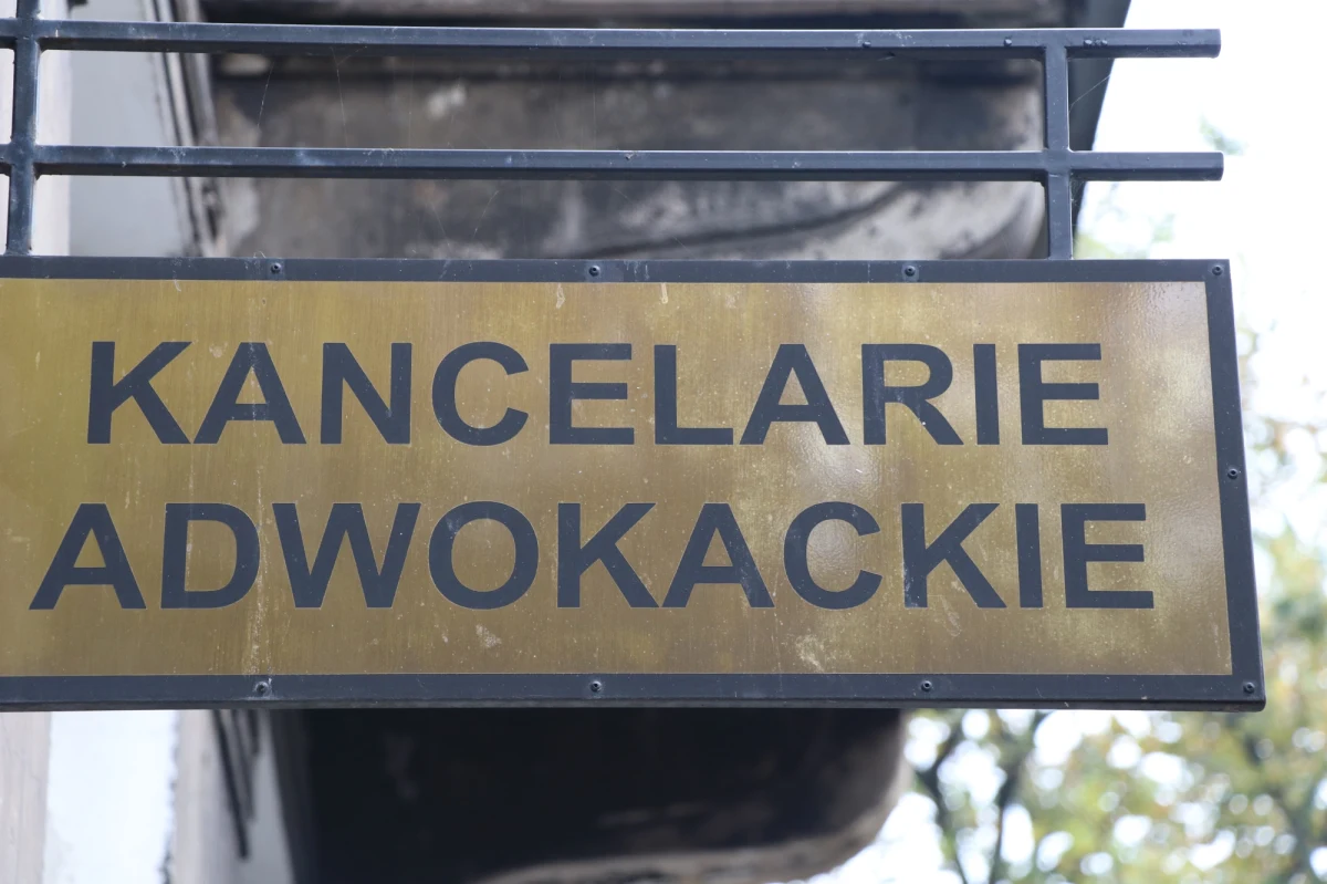 Sąd Dyscyplinarny Izby Adwokackiej w Warszawie tymczasowo zawiesił we wtorek w czynnościach zawodowych adw. Grzegorza M., podejrzanego o korupcję przy reprywatyzacji nieruchomości w Warszawie i aresztowanego przez wrocławski sąd.