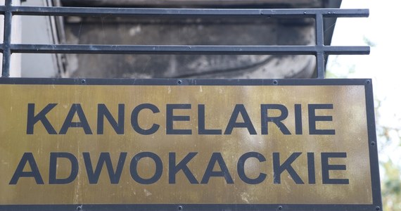 Sąd Dyscyplinarny Izby Adwokackiej w Warszawie tymczasowo zawiesił we wtorek w czynnościach zawodowych adw. Grzegorza M., podejrzanego o korupcję przy reprywatyzacji nieruchomości w Warszawie i aresztowanego przez wrocławski sąd.
