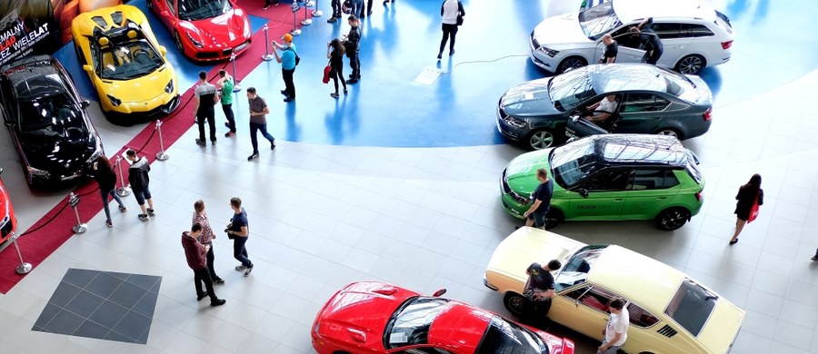 Tylu aut nie sprzedano w Polsce od 17 lat. Kupują przedsiębiorcy i firmy żyjące z reeksportu – pisze "Rzeczpospolita". Sprzedaż nowych samochodów w Polsce skoczyła w ciągu trzech kwartałów tego roku aż 17,3 proc. - podaje europejska organizacja ACEA.