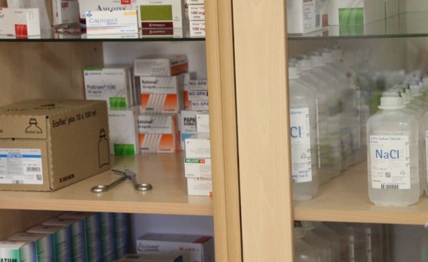 76 proc. szpitali deklaruje, że ma zapas leków na co najmniej tydzień, jednak ok. 60 proc. placówek przyznaje, że dysponuje najpilniejszymi farmaceutykami, „na ratunek życia”, jedynie na kilka dni – wynika z raportu opublikowanego we wtorek w Warszawie.