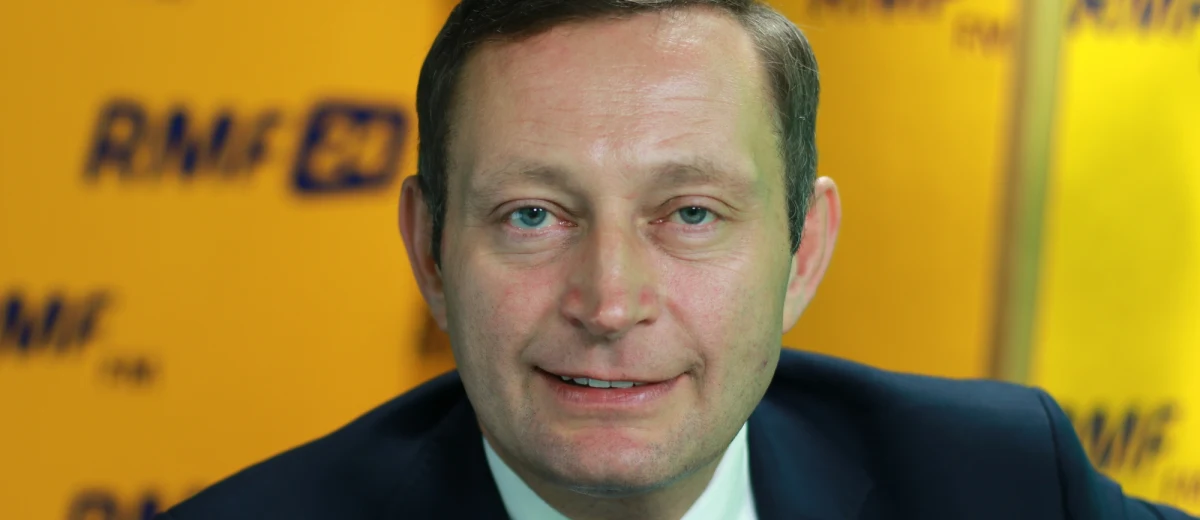 Jako firma doradcza, jako think tank robiłem jeden projekt dla ratusza warszawskiego dotyczący marki Warszawa - mówi w Porannej rozmowie w RMF FM Paweł Rabiej. "Osobiście prowadziłem dialog z mieszkańcami Warszawy nt. tego, czego oczekują od marki Warszawa" - opowiada gość Roberta Mazurka. "Zarabiałem też w Krakowie, gdzie pisałem strategię promocji Krakowa. To są rzeczy, na których się znam" - tak Rabiej odpowiada na pytanie, czy nie jest to konflikt interesów, że jako obecny członek komisji wcześniej zarabiał na umowach z miastem. "Uważamy, że w wyborach samorządowych w Warszawie potrzebny byłby jeden wspólny kandydat opozycji" - uważa gość Roberta Mazurka. "Nasza oferta polityczna dla PO jest ofertą bardzo uczciwą. Warunkiem współpracy jest to, żeby to był kandydat, który nie jest z Platformy. W Warszawie jako Nowoczesna nie jesteśmy gotowi ustąpić, ale np. jesteśmy gotowi ustąpić w innych miastach" - podkreśla gość Porannej rozmowy w RMF FM. "Postawa Hanny Gronkiewicz-Waltz, która nie przychodzi na posiedzenia komisji (weryfikacyjnej - przyp. red.), pokazuje, że jeżeli chodzi o uczciwość, to pani prezydenta ma sobie dużo do zarzucenia" - ocenia przedstawiciel Nowoczesnej w komisji. "Wiem, że te pytania będą bardzo trudne, ale powinna im jako szefowa Warszawy umieć sprostać" - mówi gość Roberta Mazurka.