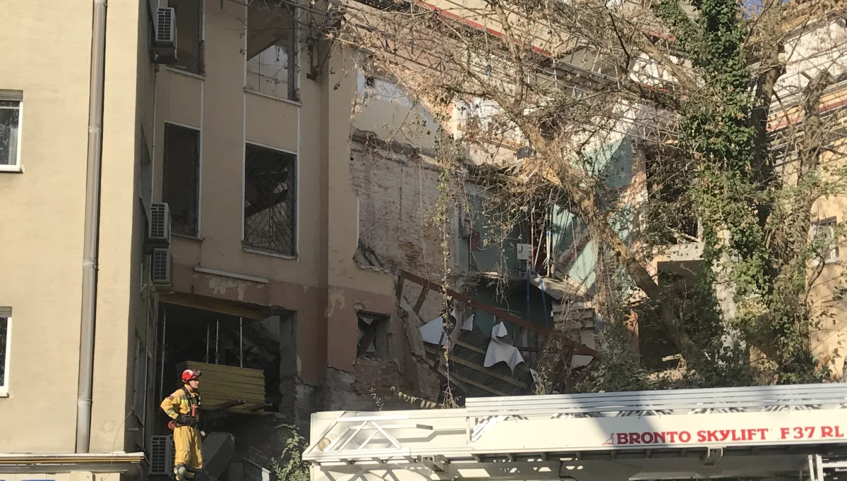 Ewakuacja ok. 80 osób z hotelu i bloku mieszkalnego przy ulicy Słonecznej w Warszawie. W remontowanej tuż obok kamienicy zawalił się strop. Nikomu nic się nie stało