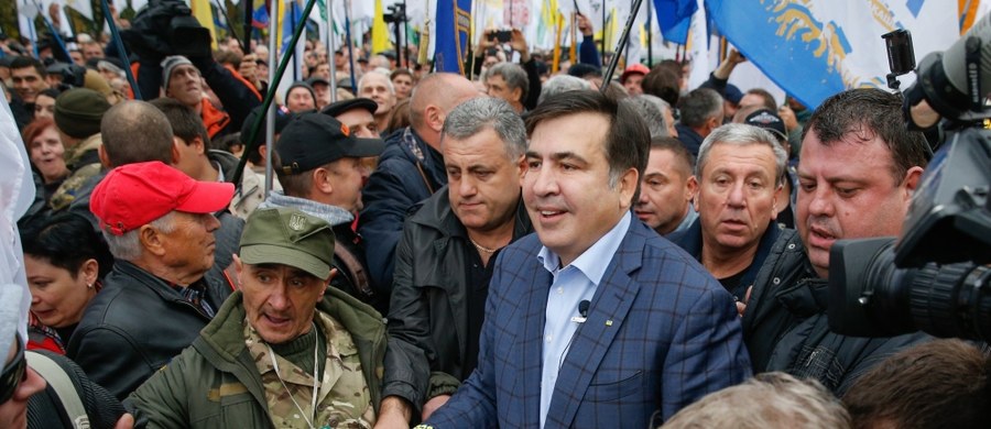 Nowy Majdan na Ukrainie. Po protestach przed Radą Najwyższą w Kijowie stanęły wczoraj namioty. Pozbawiony ukraińskiego obywatelstwa były prezydent Gruzji Micheil Saakaszwili domaga się ustąpienia obecnego prezydenta Petro Poroszenki - informuje dziennikarz RMF FM Przemysław Marzec. 

