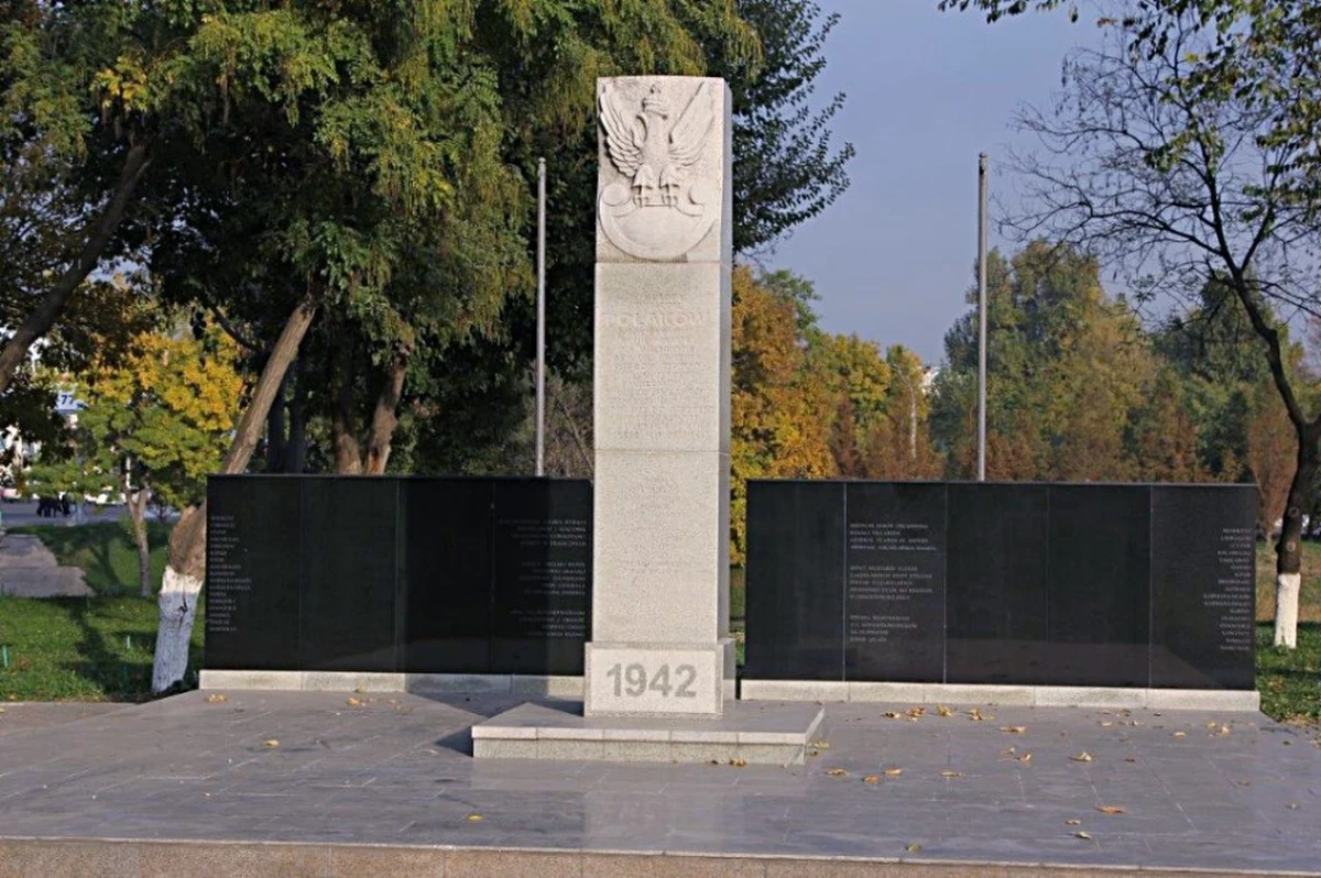 Trzy pomniki, które miały trafić na polskie cmentarze w Iranie, zostały zatrzymane w Urzędzie Celnym w Teheranie – dowiedziało się RMF FM. Są tam przetrzymywane od dwóch miesięcy – ich montaż jest jednym z ostatnich etapów remontu nekropolii, na których spoczywają członkowie armii Andersa. 