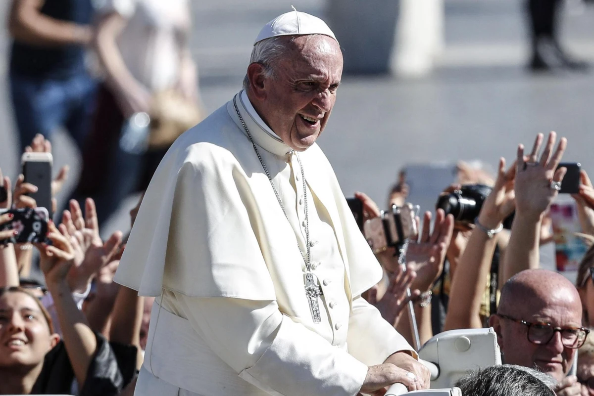 ​Papież Franciszek pozdrowił w środę pracowników służby zdrowia w Polsce. Podczas audiencji generalnej w Watykanie życzył, by nigdy nie zabrakło im sił w ich służbie. Zwracając się do polskich pielgrzymów przybyłych na audiencję na placu Świętego Piotra papież powiedział: "Dzisiaj, wspominając świętego Łukasza Ewangelistę, obchodzicie w Polsce patronalne święto Służby Zdrowia. Pamiętajcie w modlitwie o wszystkich, którzy z oddaniem i poświęceniem służą chorym".