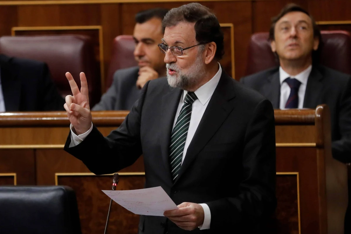 ​Premier Hiszpanii Mariano Rajoy zaapelował w środę do władz Katalonii o rozwagę i zagroził zawieszeniem autonomii regionu, jeśli Katalonia nie zrezygnuje z secesji. W czwartek mija termin ultimatum postawionego Barcelonie przez Madryt. "Proszę (szefa rządu Katalonii Carlesa - PAP) Puigdemonta, by działał rozważnie, w sposób zrównoważony, aby stawiał na pierwszym miejscu interes wszystkich obywateli" - powiedział Rajoy w Kongresie Deputowanych, czyli hiszpańskim parlamencie.