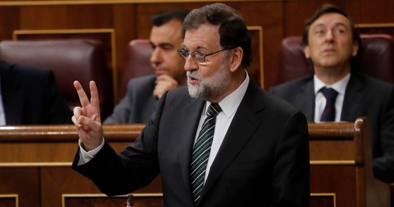 ​Premier Hiszpanii Mariano Rajoy zaapelował w środę do władz Katalonii o rozwagę i zagroził zawieszeniem autonomii regionu, jeśli Katalonia nie zrezygnuje z secesji. W czwartek mija termin ultimatum postawionego Barcelonie przez Madryt. "Proszę (szefa rządu Katalonii Carlesa - PAP) Puigdemonta, by działał rozważnie, w sposób zrównoważony, aby stawiał na pierwszym miejscu interes wszystkich obywateli" - powiedział Rajoy w Kongresie Deputowanych, czyli hiszpańskim parlamencie.