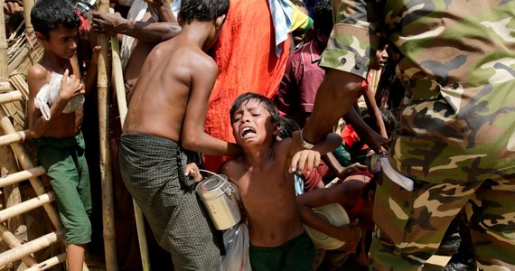 Mjanmarskie siły bezpieczeństwa zabiły setki mężczyzn, kobiet i dzieci podczas systematycznej kampanii wypędzania z kraju mniejszości muzułmańskiej Rohingja - poinformowała w raporcie organizacja Amnesty International. Wzywa w nim do nałożenia na Mjanmę (dawniej Birmę) embarga na broń i postawienia przed sądem odpowiedzialnych za zbrodnie.