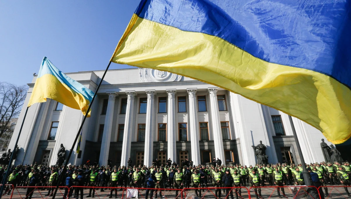 Ukraińska policja po brutalnych - jak mówią świadkowie - przepychankach z demonstrującymi przed parlamentem w Kijowie zatrzymała 11 osób z ustawionego przez przeciwników władz miasteczka namiotowego.