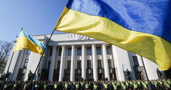 Ukraińska policja po brutalnych - jak mówią świadkowie - przepychankach z demonstrującymi przed parlamentem w Kijowie zatrzymała 11 osób z ustawionego przez przeciwników władz miasteczka namiotowego.