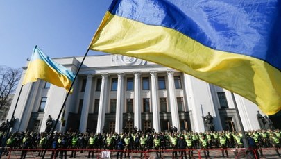 Przepychanki przed parlamentem w Kijowie. „Specnaz nas napadł, trują nas gazem”