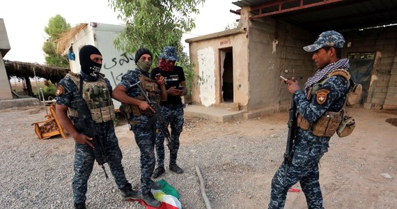 ​Premier Iraku Hajdar Dżawad al-Abadi zapowiedział w środę wycofanie wszystkich oddziałów wojskowych z prowincji Kirkuk na północy kraju. Mają tam pozostać jedynie siły antyterrorystyczne i policja federalna. Decyzja premiera Abadiego ma służyć uspokojeniu sytuacji w Kirkuku, zapobiec naruszeniom praw człowieka oraz umożliwić powrót wszystkim mieszkańcom, którzy uciekli w poniedziałek po wybuchu walk między siłami irackimi i kurdyjskimi. Tymczasem niektórzy kurdyjscy politycy ostrzegają, że obecne podziały między partiami mogą doprowadzić do wojny domowej i podziału Regionu Kurdystanu na dwie częśc