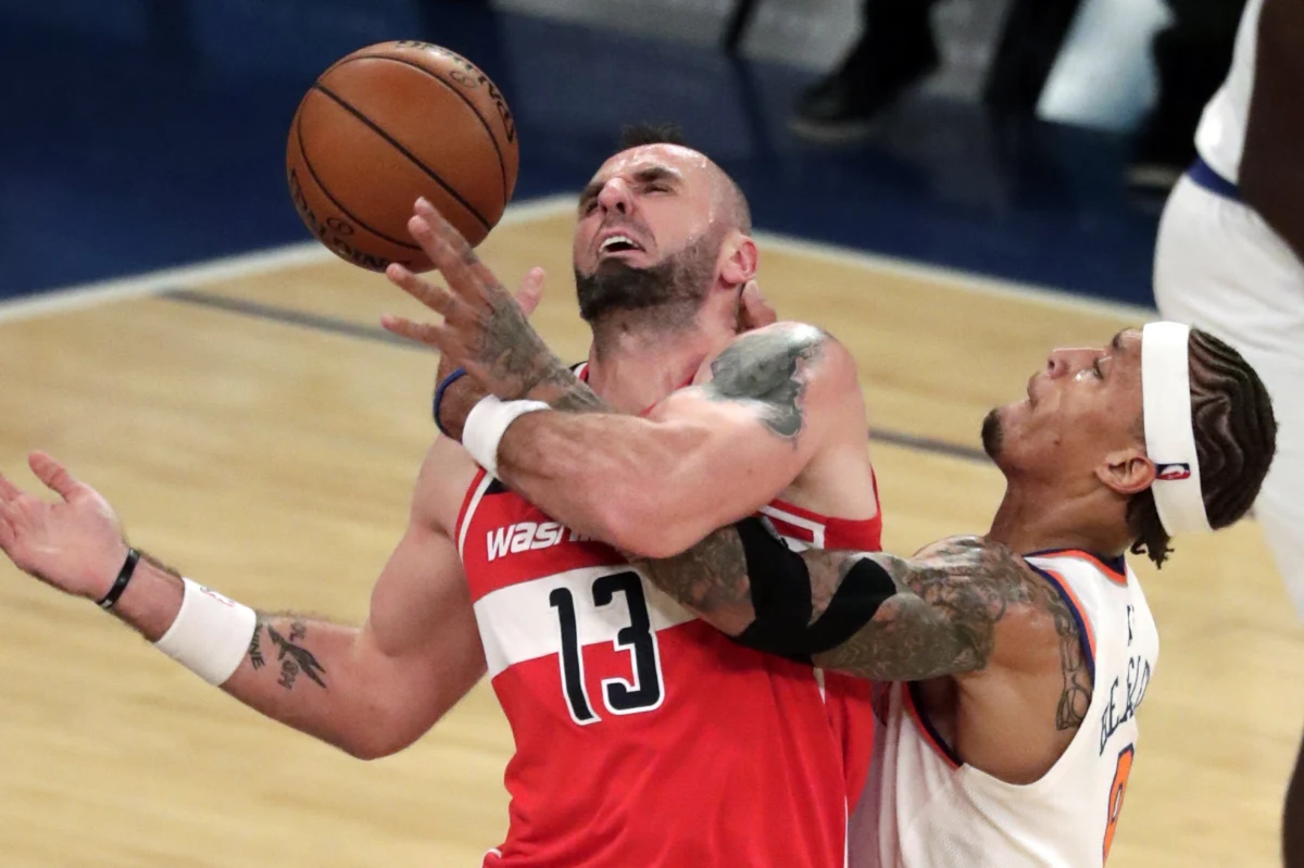 ​Marcin Gortat zdobył 16 punktów i miał 17 zbiórek, a jego Washington Wizards pokonali we własnej hali ekipę Philadelphia 76ers 120:115 w swoim pierwszym meczu sezonu 2017/18 koszykarskiej ligi NBA. Gortat na parkiecie przebywał 34 minuty i trafił siedem z 12 rzutów z gry oraz dwa z trzech wolnych. Natomiast na 17 zbiórek złożyło się pięć w ataku i 12 w obronie. Jego statystyki uzupełniają trzy bloki, asysta i jedna strata. Popełnił trzy faule. Łodzianin grał w butach, na których były inicjały "A.W.". W ten sposób uhonorował Adama Wójcika - jednego z najwybitniejszych polskich koszykarzy, który w sierpniu w wieku 47 lat zmarł z powodu białaczki.