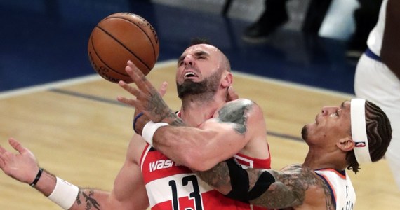 ​Marcin Gortat zdobył 16 punktów i miał 17 zbiórek, a jego Washington Wizards pokonali we własnej hali ekipę Philadelphia 76ers 120:115 w swoim pierwszym meczu sezonu 2017/18 koszykarskiej ligi NBA. Gortat na parkiecie przebywał 34 minuty i trafił siedem z 12 rzutów z gry oraz dwa z trzech wolnych. Natomiast na 17 zbiórek złożyło się pięć w ataku i 12 w obronie. Jego statystyki uzupełniają trzy bloki, asysta i jedna strata. Popełnił trzy faule. Łodzianin grał w butach, na których były inicjały "A.W.". W ten sposób uhonorował Adama Wójcika - jednego z najwybitniejszych polskich koszykarzy, który w sierpniu w wieku 47 lat zmarł z powodu białaczki.