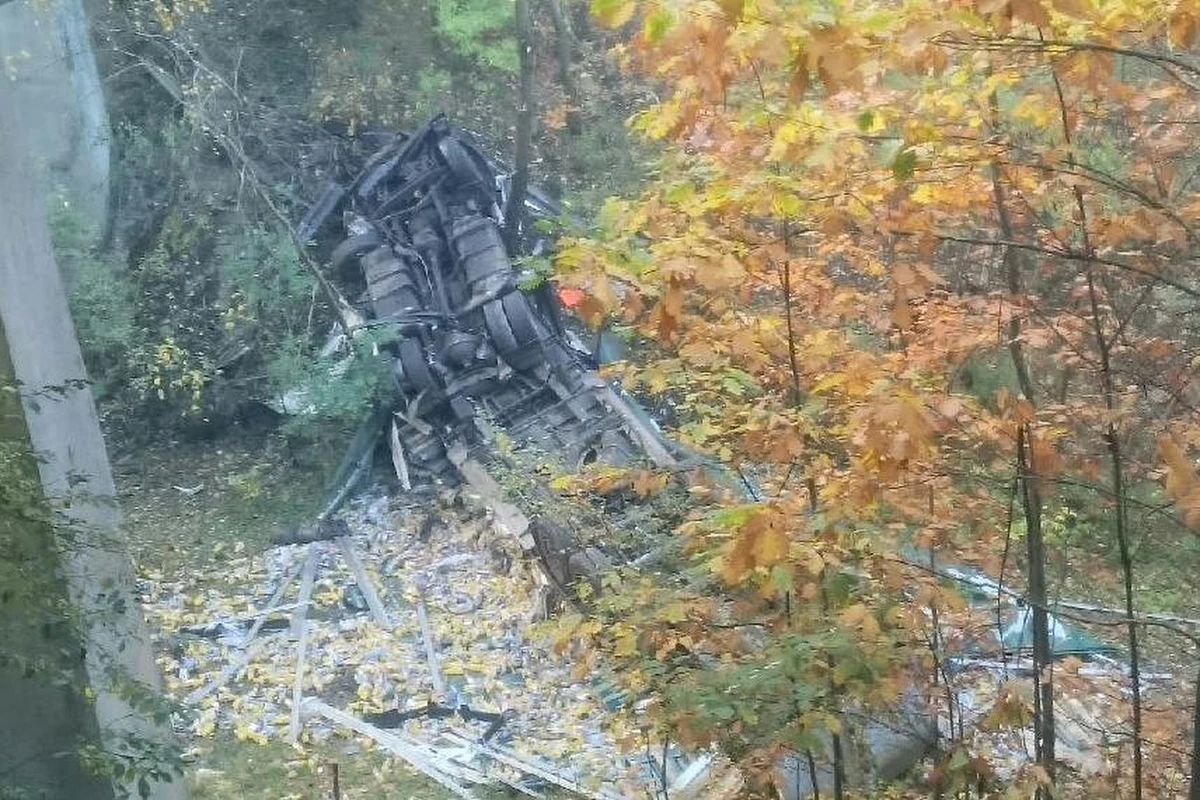 Korki na drodze krajowej 86 w Katowicach. W nocy przed zjazdem na Giszowiec tir z naczepą spadł z wiaduktu drogowego. 41-letni kierowca ciężarówki trafił do szpitala. Informację o wypadku otrzymaliśmy na Gorącą Linię RMF FM. 