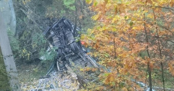 Korki na drodze krajowej 86 w Katowicach. W nocy przed zjazdem na Giszowiec tir z naczepą spadł z wiaduktu drogowego. 41-letni kierowca ciężarówki trafił do szpitala. Informację o wypadku otrzymaliśmy na Gorącą Linię RMF FM. 