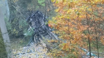 Niebezpieczny wypadek w Katowicach. Tir spadł z wiaduktu