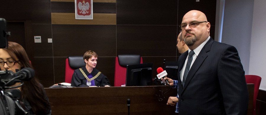 Na 1 tys. zł grzywny skazał wrocławski sąd mężczyznę oskarżonego o nawoływanie do nienawiści na tle różnic narodowościowych. To rodzic, który w szkole swojej córki zerwał plakat z ukraińską flagą i godłem. Wyrok nie jest prawomocny.