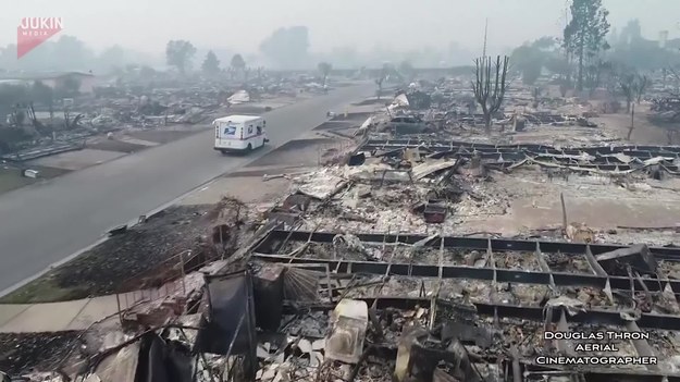 Santa Rosa w Kalifornii ucierpiała w wyniku pożarów, które zniszczyły wszystko. Pewien listonosz postanowił się tam jednak wybrać z listami. Obraz, który ukazał się jego oczom, przeszedł najgorsze oczekiwania. 